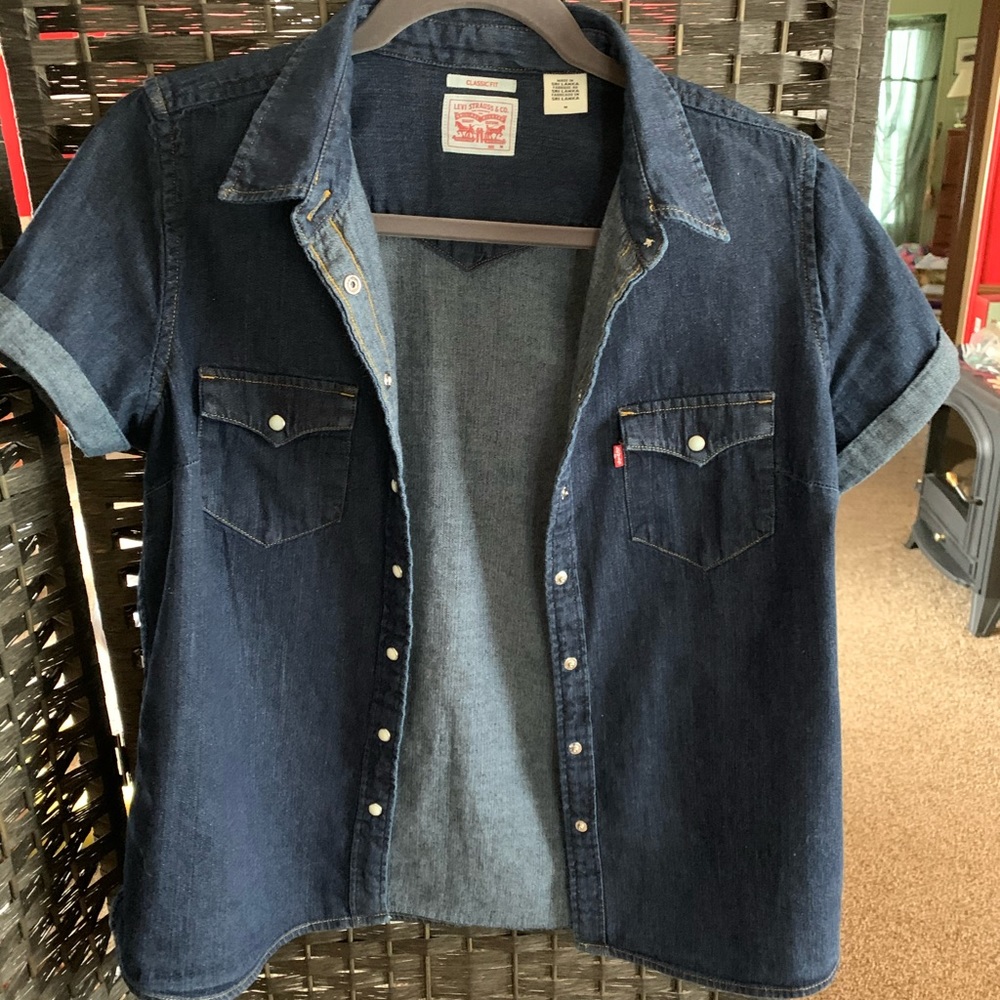 Levi Strauss classic fit short sleeve shirt.
